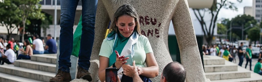 Débora ganha o semiaberto, mas continua sem poder sair de casa.
