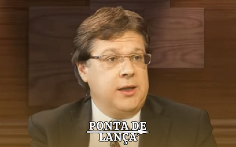 Áudio revela manobra de auxiliar de Moraes para obter relatórios fora do processo legal.