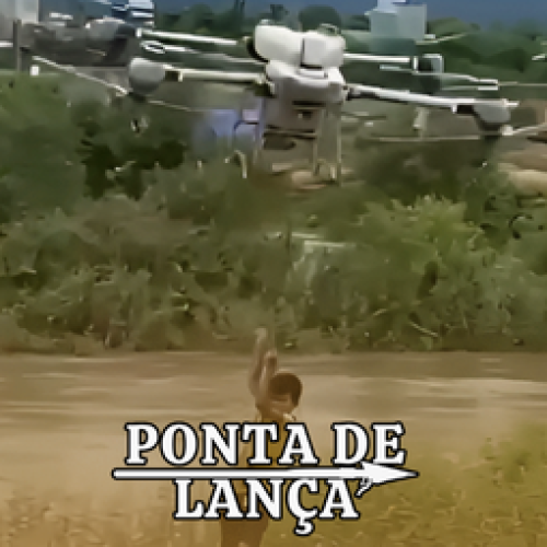 Fazendeiro salva duas crianças presas em enchente com drone no Vietnã. (Vídeo)