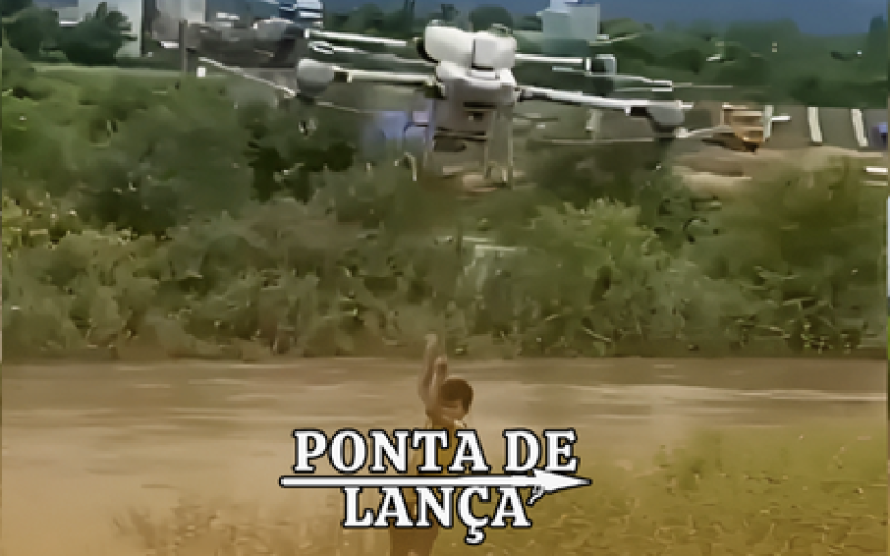 Fazendeiro salva duas crianças presas em enchente com drone no Vietnã. (Vídeo)