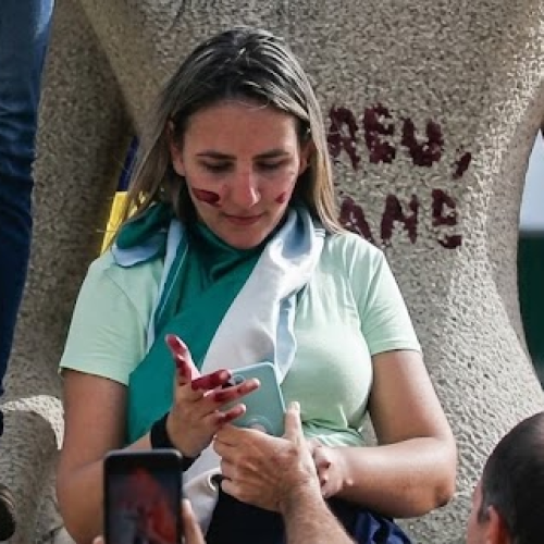 Débora ganha o semiaberto, mas continua sem poder sair de casa.
