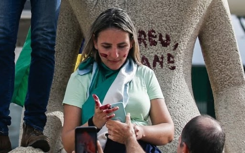 Débora ganha o semiaberto, mas continua sem poder sair de casa.