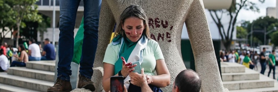 Débora ganha o semiaberto, mas continua sem poder sair de casa.
